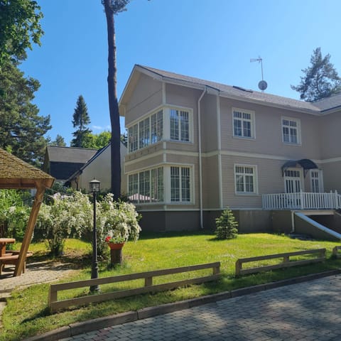 Property building, Day