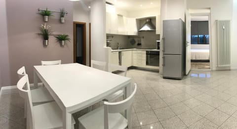 Coffee/tea facilities, Kitchen or kitchenette, Living room, Dining area
