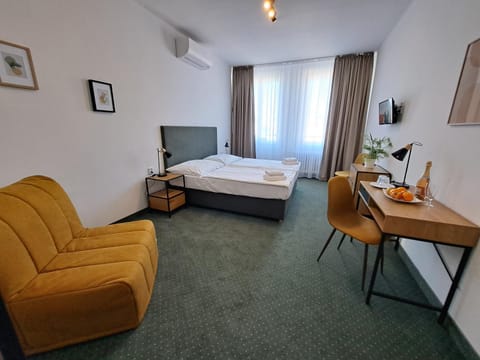 Bed, Seating area