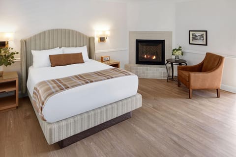 Bed, Photo of the whole room, Seating area, Bedroom, flat iron