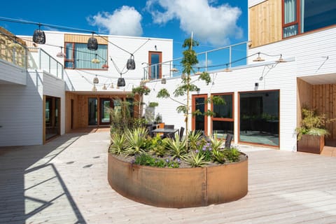 Patio, Facade/entrance