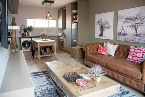 Kitchen or kitchenette, Living room, washing machine