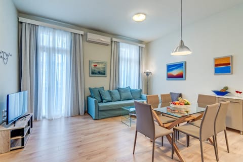 TV and multimedia, Seating area, Dining area, Evening entertainment