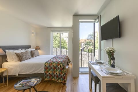 Bed, TV and multimedia, View (from property/room), Balcony/Terrace, Photo of the whole room, Bedroom