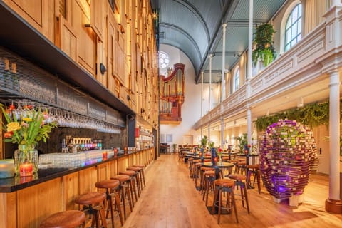 Restaurant/places to eat, Lounge or bar