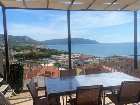 Summer, Balcony/Terrace, Dining area, City view, Lunch, Dinner, Seasons