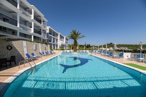 Property building, Swimming pool, sunbed