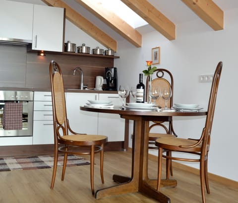 Coffee/tea facilities, Kitchen or kitchenette, Dining area