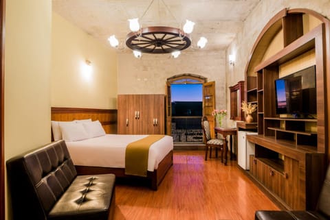 TV and multimedia, Photo of the whole room, Bedroom, hair dresser