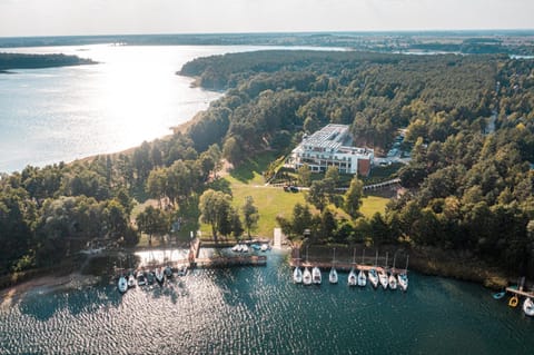 Property building, Day, Natural landscape, Bird's eye view, Beach, Lake view