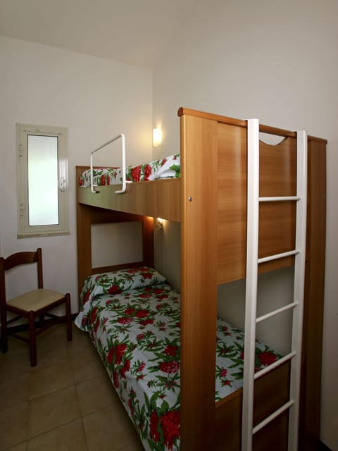 Bedroom, bunk bed