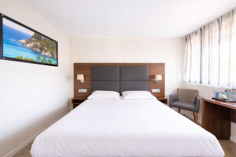 Bed, TV and multimedia, Photo of the whole room, Bedroom