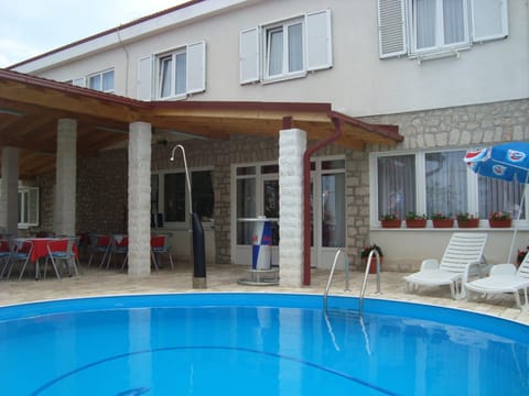 Swimming pool, Swimming pool
