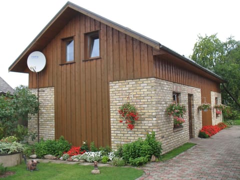 Property building, Facade/entrance, Day, Garden