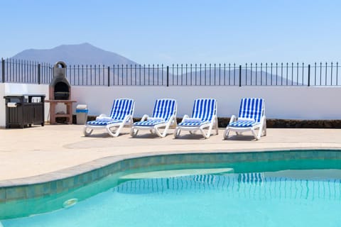 BBQ facilities, Garden, Seating area, Dining area, Garden view, Swimming pool, Breakfast, sunbed