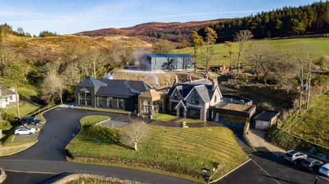 Property building, Day, Neighbourhood, Natural landscape, Bird's eye view, Street view, Location, Parking