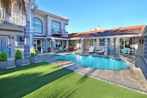 Property building, Balcony/Terrace, Swimming pool