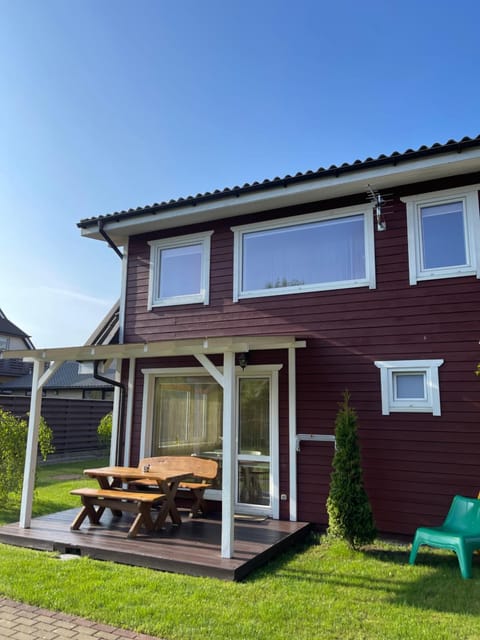 Property building, Patio, Day, Garden