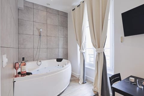 Bed, Hot Tub, Bathroom, TV and multimedia, Photo of the whole room, Bedroom, towels