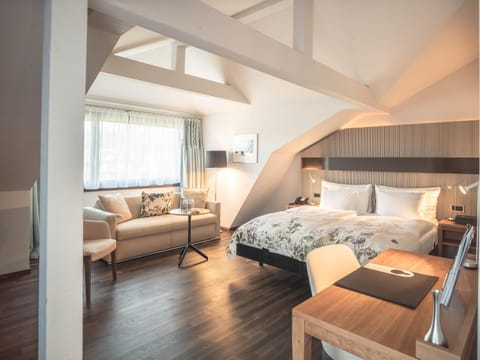 Bed, Photo of the whole room, Seating area, Bedroom