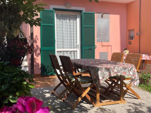 Property building, Day, Dining area, Garden view, sunbed