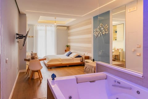 Bed, Hot Tub, TV and multimedia, Photo of the whole room, Bedroom