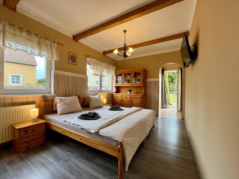 Bed, TV and multimedia, Bedroom