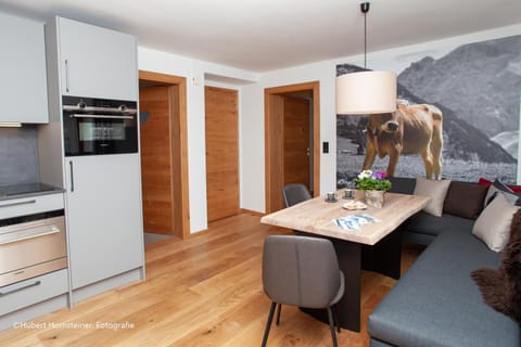 Kitchen or kitchenette, Dining area, dishwasher, pet friendly