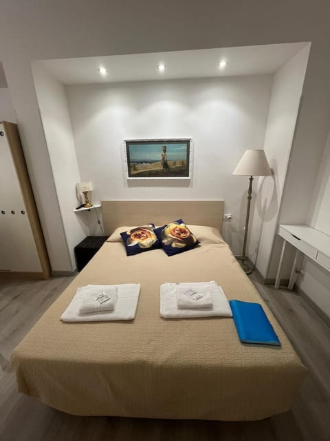 Bed, Bedroom, towels