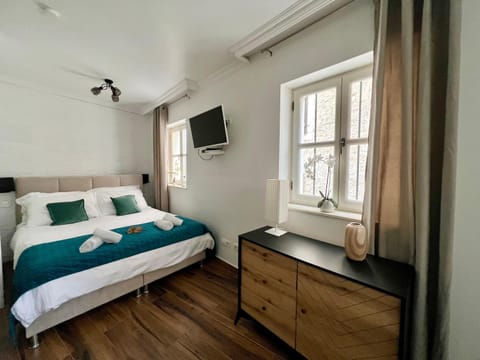 Bed, TV and multimedia, Bedroom