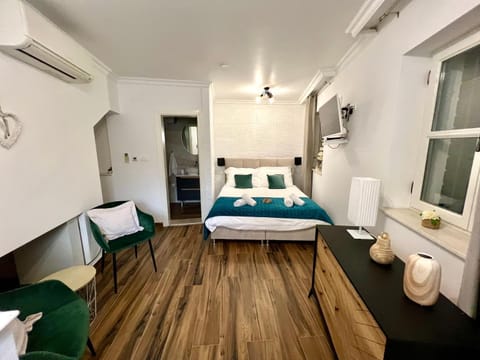Bed, Seating area, Bedroom, air conditioner