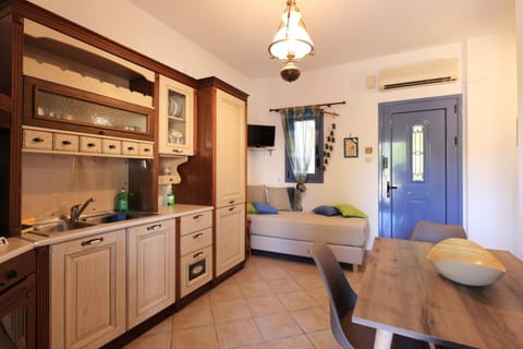 Kitchen or kitchenette, Living room, Seating area, Dining area, pet friendly, stove