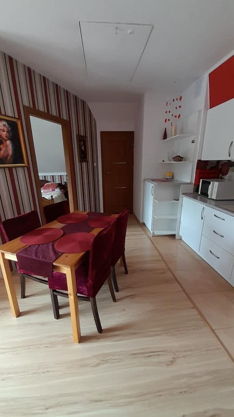 Kitchen or kitchenette, Dining area, pet friendly, stove
