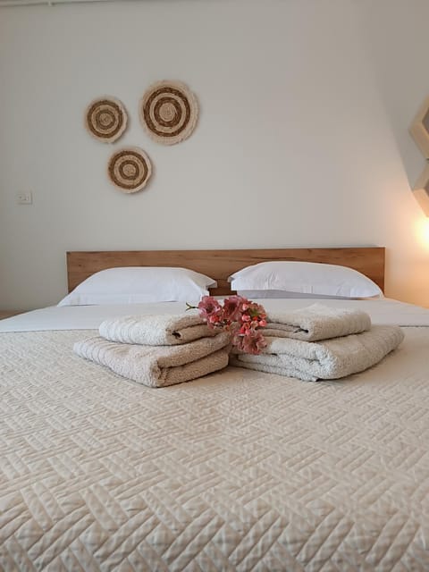 Bed, Bedroom, towels