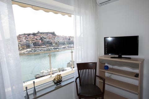 Living room, City view, Landmark view, Sea view