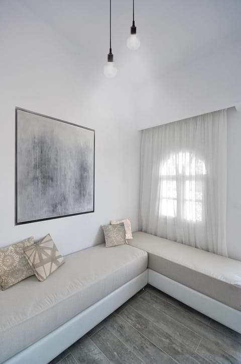 TV and multimedia, Living room, Seating area, Bedroom