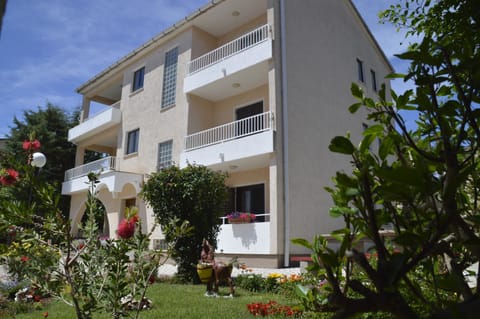Property building, Day, Garden, Balcony/Terrace, Garden view