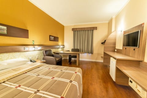 Communal lounge/ TV room, Bed, TV and multimedia, Photo of the whole room, Seating area, Bedroom, hair dresser
