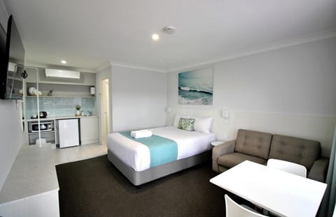 Bed, Activities, TV and multimedia, Photo of the whole room, Seating area, Bedroom, hair dryier, microwave, storage, toaster, air conditioner