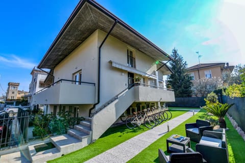 Property building, Facade/entrance, Garden, Floor plan, Garden view, Street view