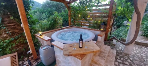Patio, Day, Garden, Hot Tub