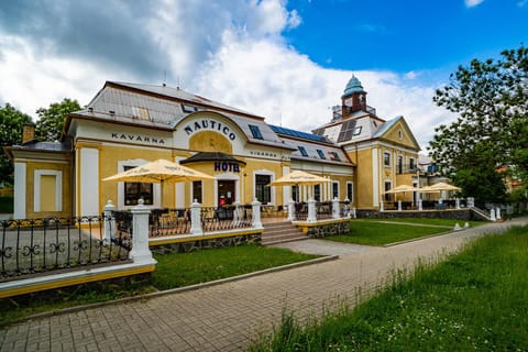 Property building, Nearby landmark, Restaurant/places to eat, Property logo or sign, Balcony/Terrace, Logo/Certificate/Sign, Breakfast