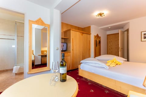 Bed, TV and multimedia, Photo of the whole room, Bedroom, wardrobe