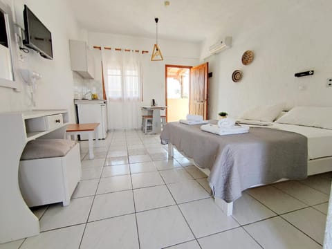 Bed, TV and multimedia, Kitchen or kitchenette, Photo of the whole room, Bedroom