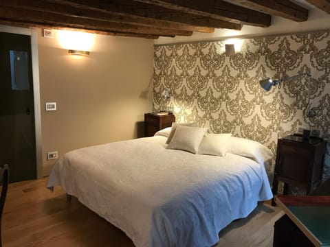 Bed, Photo of the whole room, Decorative detail