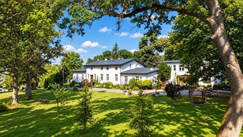 Property building, Spring, Day, Natural landscape, Garden, Garden view