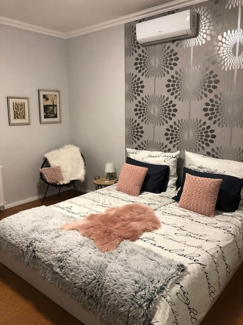 Bed, Photo of the whole room, Bedroom, air conditioner