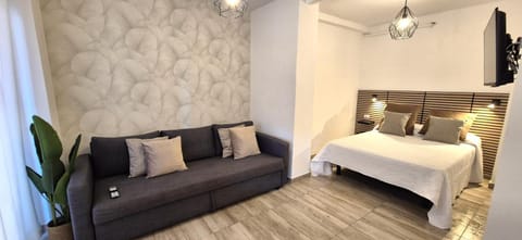 Bed, TV and multimedia, Living room, Photo of the whole room