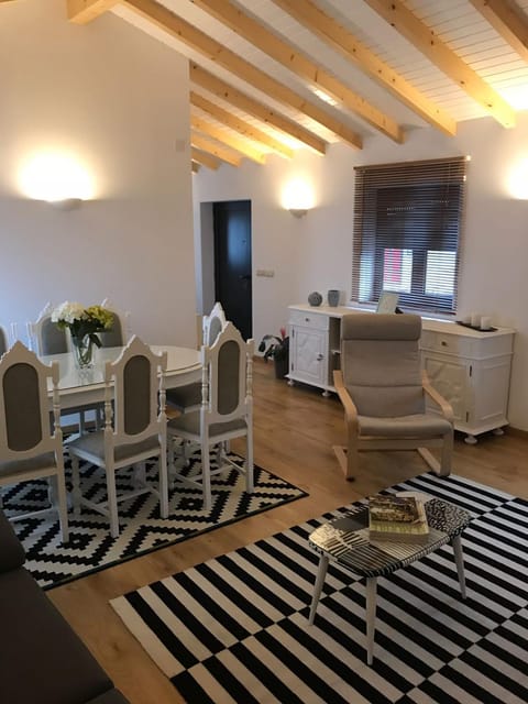 Communal lounge/ TV room, Living room, Garden view, Street view