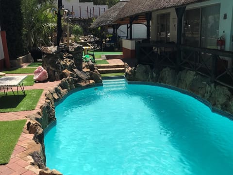 Patio, Day, Garden, Swimming pool